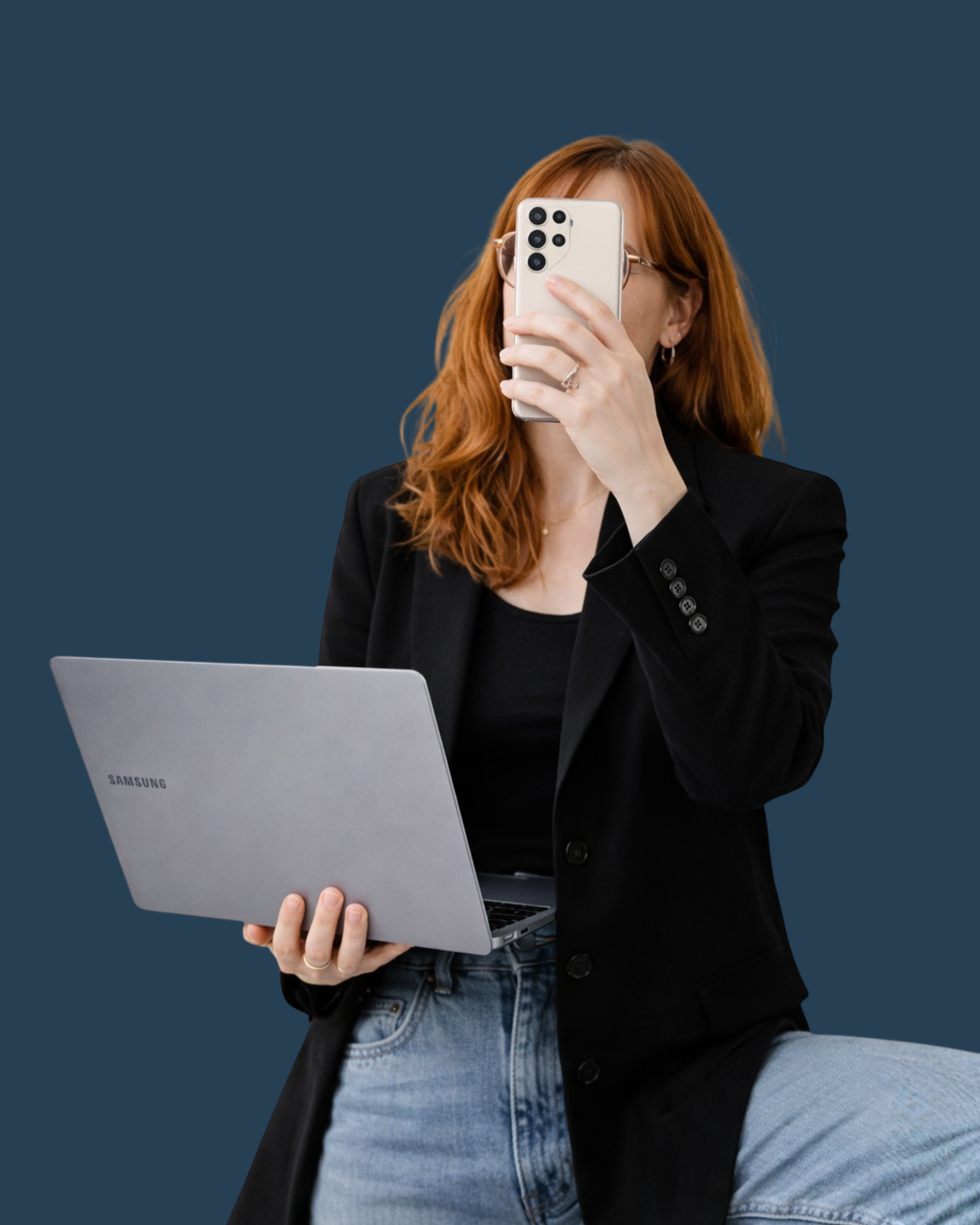 Frau arbeitet mit Laptop und Smartphone